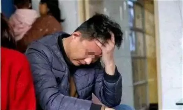 妻子羊水破,被推進手術室,三分鐘後光腳跑出,俺衝進手術室蒙住