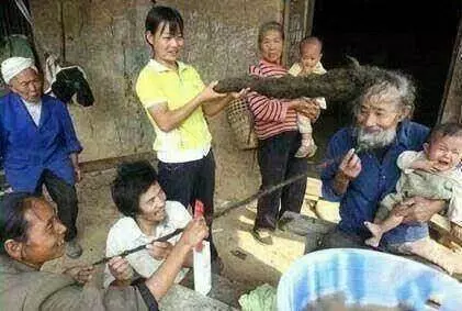 大爺「50年從未洗過頭」,村民強行「花5個小時」給他洗頭後嚇一跳!