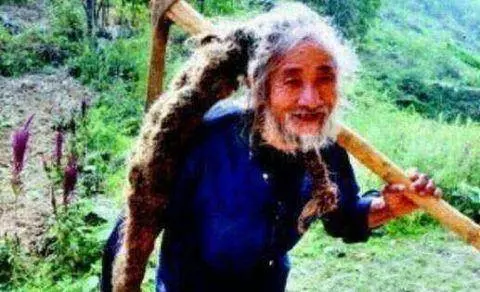 大爺「50年從未洗過頭」,村民強行「花5個小時」給他洗頭後嚇一跳!