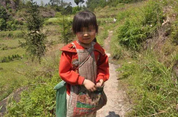 女兒去工地找爸爸,發現爸爸停路邊的豪車,悄悄跟蹤,她紅了眼眶