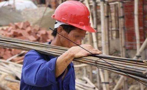 女兒去工地找爸爸,發現爸爸停路邊的豪車,悄悄跟蹤,她紅了眼眶