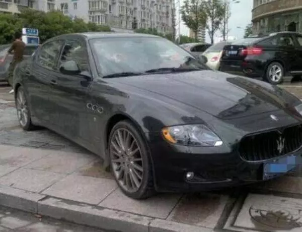 女兒去工地找爸爸,發現爸爸停路邊的豪車,悄悄跟蹤,她紅了眼眶
