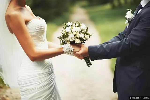 兒媳照顧病重婆婆,兒子卻在外養情人,婆婆臨終分遺產讓人意外