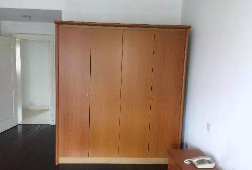 兒子去世,兒媳身上總帶著惡臭,婆婆起疑,打開她衣櫃一瞧,蒙住