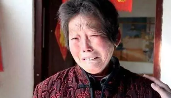 兒子去世,兒媳身上總帶著惡臭,婆婆起疑,打開她衣櫃一瞧,蒙住