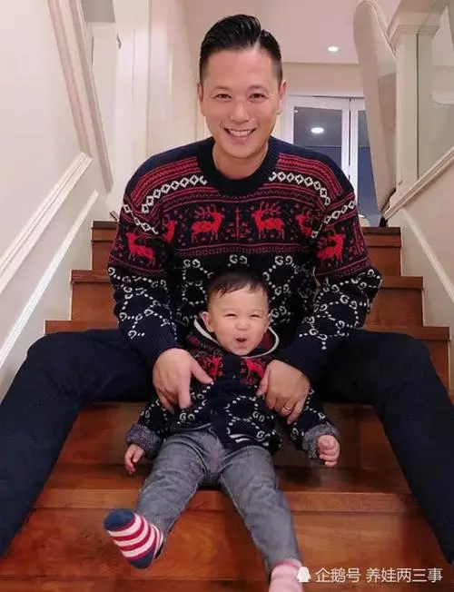 39歲胡杏兒挺孕肚國外地鐵被偶遇,兒子李奕霆吐舌頭賣萌,簡直萌爆了,網友:期待二胎