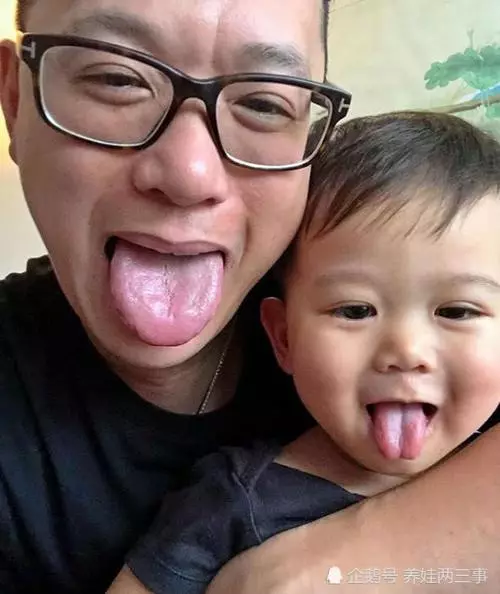 39歲胡杏兒挺孕肚國外地鐵被偶遇,兒子李奕霆吐舌頭賣萌,簡直萌爆了,網友:期待二胎