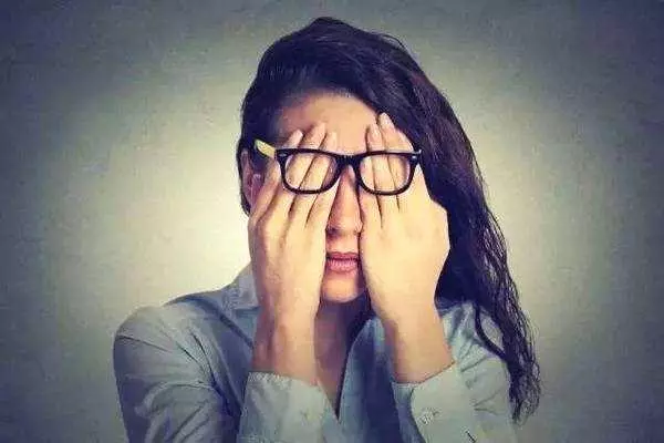 長期躺著玩手機,結果會發生什麼?身體可能要承受7件「麻煩事」