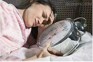 長期躺著玩手機,結果會發生什麼?身體可能要承受7件「麻煩事」