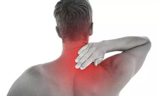 長期躺著玩手機,結果會發生什麼?身體可能要承受7件「麻煩事」