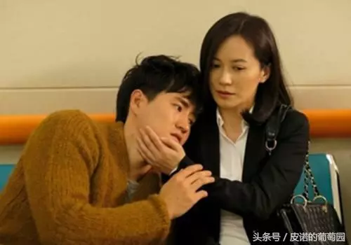 岳父住院我送去兩萬,他笑著拒絕了,回家媳婦接個電話我淚流滿面