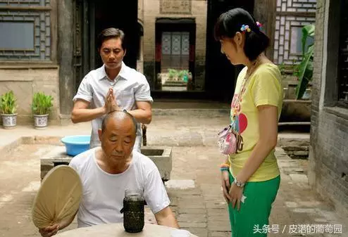 岳父住院我送去兩萬,他笑著拒絕了,回家媳婦接個電話我淚流滿面