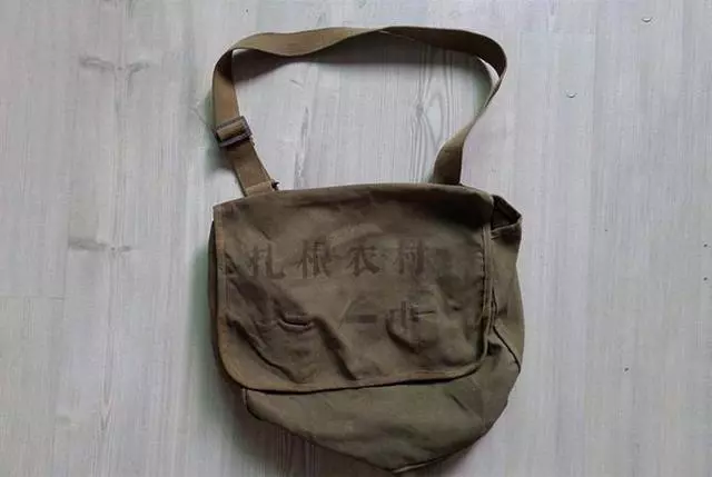孫女夭折,奶奶背包里一直有股惡臭,母親起疑,拉開一瞧,癱地上