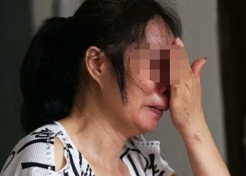 孫女夭折,奶奶背包里一直有股惡臭,母親起疑,拉開一瞧,癱地上