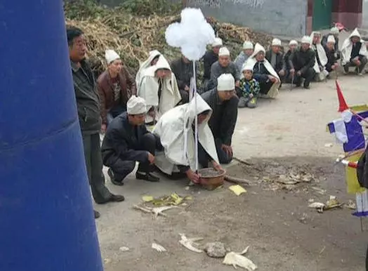 老人去世鄰居不肯來幫忙辦喪事,嬸子去質問卻被鄰居一句話懟回去