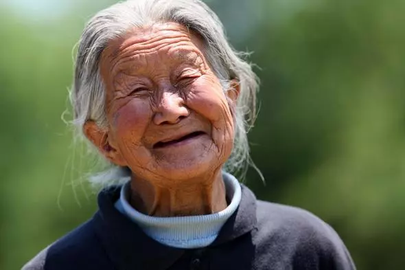 老人去世鄰居不肯來幫忙辦喪事,嬸子去質問卻被鄰居一句話懟回去
