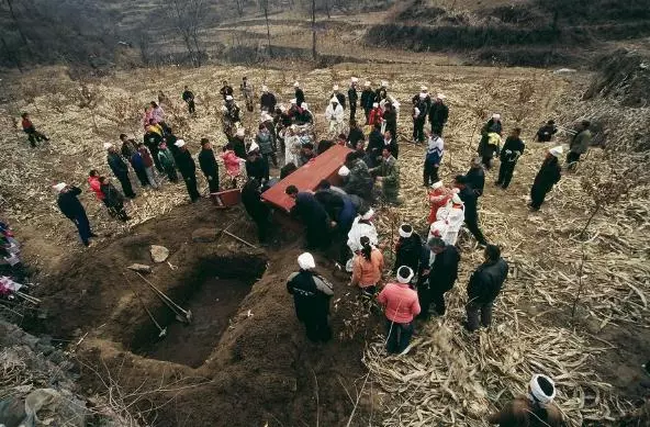老人去世鄰居不肯來幫忙辦喪事,嬸子去質問卻被鄰居一句話懟回去