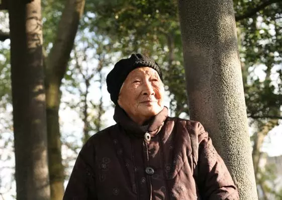 奶奶曾經夭折了剛滿周歲的兒子,算命人說這是因果報應,來討債了