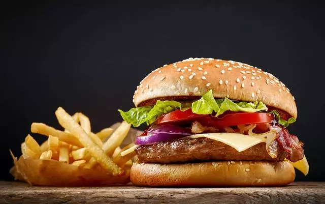 一直生痘痘?這7種食物會讓你『越吃越丑?』, 一定要趕快戒掉!中醫師:痘痘肌需少喝奶茶!