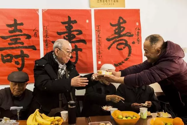 去給岳父過大壽,岳母給我臉色,兒子無意說一話,我摔門離開報了警
