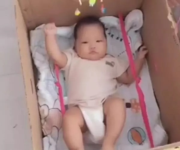 媽媽把寶寶交給舅舅帶,看到舅舅的做法,媽媽不淡定了