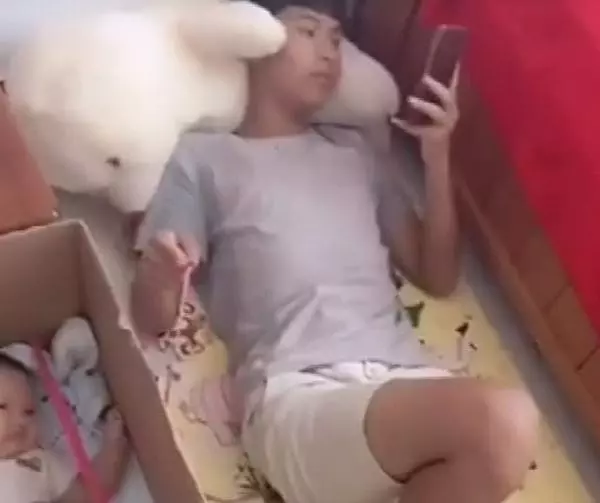 媽媽把寶寶交給舅舅帶,看到舅舅的做法,媽媽不淡定了