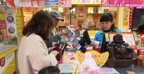 孝順兄弟帶阿嬤刮刮樂!一看槓龜…卻說「中6千」 店員得知真相暖哭神配合