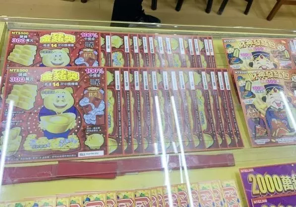 孝順兄弟帶阿嬤刮刮樂!一看槓龜…卻說「中6千」 店員得知真相暖哭神配合