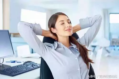 以下5個表現,說明你的肝臟已經受損了!肝臟受損,謹記飯後「一坐一閉」,睡前「三不要」