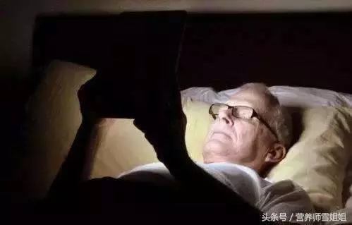 以下5個表現,說明你的肝臟已經受損了!肝臟受損,謹記飯後「一坐一閉」,睡前「三不要」