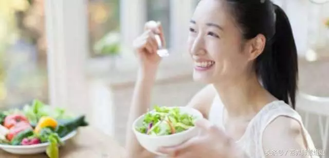 以下5個表現,說明你的肝臟已經受損了!肝臟受損,謹記飯後「一坐一閉」,睡前「三不要」