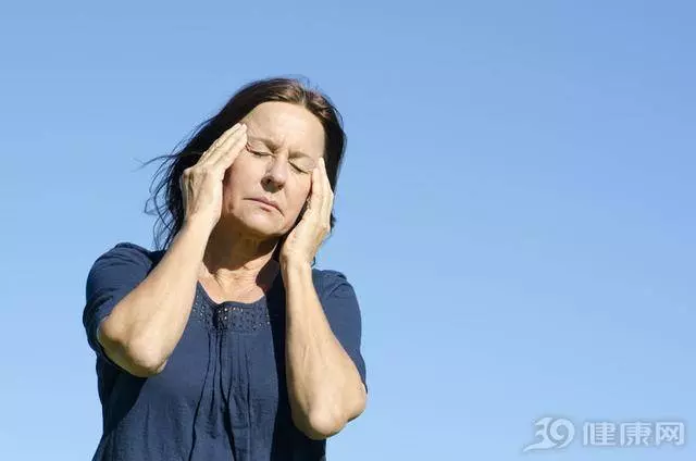 女人一旦過了45歲,身體有這4個症狀,十有八九是絕經了!