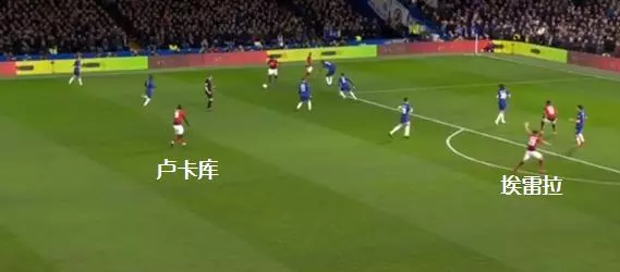 盧卡庫站在進球畫面內,卻忘了自己是一名中鋒,他可能會被拋售!