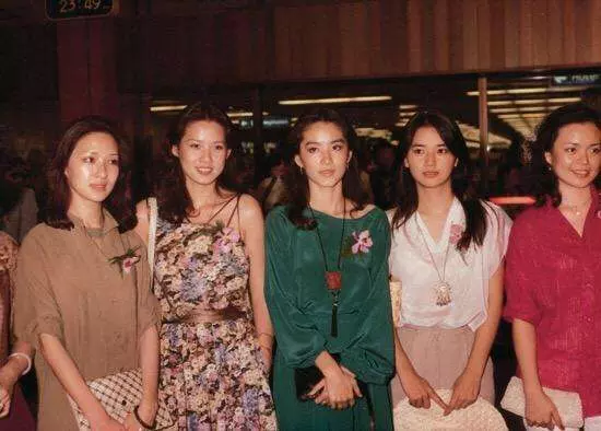 20歲成名,拍戲受傷嫁給黑幫老大,息影17年為洪金寶兒子現身螢幕!