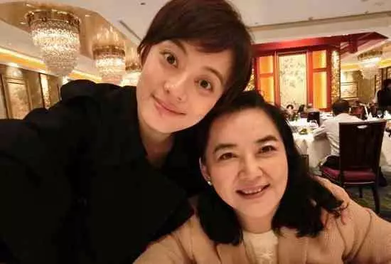 20歲成名,拍戲受傷嫁給黑幫老大,息影17年為洪金寶兒子現身螢幕!