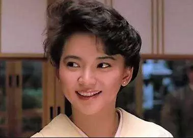 20歲成名,拍戲受傷嫁給黑幫老大,息影17年為洪金寶兒子現身螢幕!