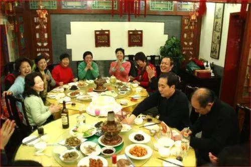 帶殘疾老公去同學聚會,眾人嘲笑,老公端酒杯露出手腕,全場變臉