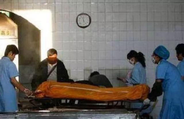 女子難產去世,火化時丈夫稱妻子還活著,抬出遺體,家人全白了臉色