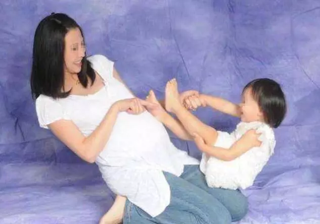兒媳懷上二胎,給婆婆報喜未掛電話,後面的對話氣得她咬破嘴唇