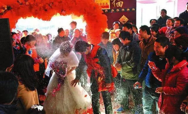妻子出軌離婚凈身出戶,前夫帶嬌妻開豪車去炫耀,見前妻遺書愣了