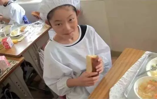 日本小學的50塊營養午餐吸引1600萬人觀看:他們在培養公民,我們卻在培養公主,一個人長大的標誌就是學會獨立與感恩