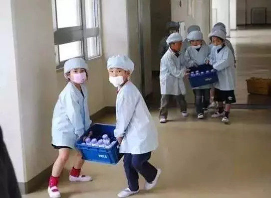 日本小學的50塊營養午餐吸引1600萬人觀看:他們在培養公民,我們卻在培養公主,一個人長大的標誌就是學會獨立與感恩