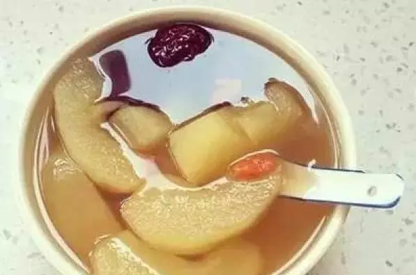 她堅持每天吃煮熟的蘋果後,竟然有8大保健功效,吃了很高興