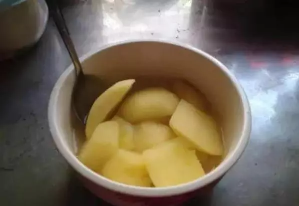 她堅持每天吃煮熟的蘋果後,竟然有8大保健功效,吃了很高興