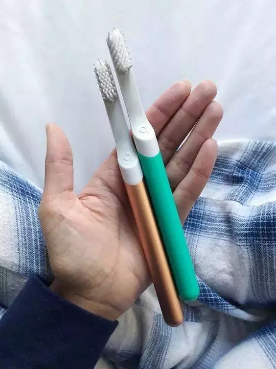把【毛巾】塞進【塑膠瓶】裡,全家搶著用,居家出外很方便,早點知道就好了!