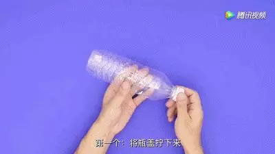 把【毛巾】塞進【塑膠瓶】裡,全家搶著用,居家出外很方便,早點知道就好了!
