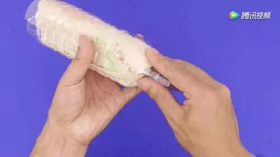 把【毛巾】塞進【塑膠瓶】裡,全家搶著用,居家出外很方便,早點知道就好了!