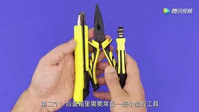 把【毛巾】塞進【塑膠瓶】裡,全家搶著用,居家出外很方便,早點知道就好了!