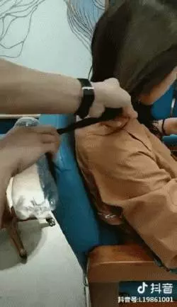 把【毛巾】塞進【塑膠瓶】裡,全家搶著用,居家出外很方便,早點知道就好了!