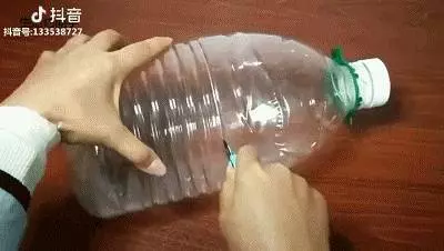 把【毛巾】塞進【塑膠瓶】裡,全家搶著用,居家出外很方便,早點知道就好了!